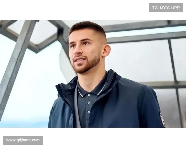 从默默无闻到足坛巨星 揭秘莱万成名背后的艰辛与坚持